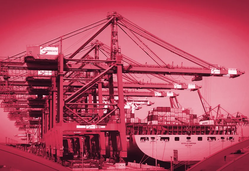 Grúas y contenedores en puerto