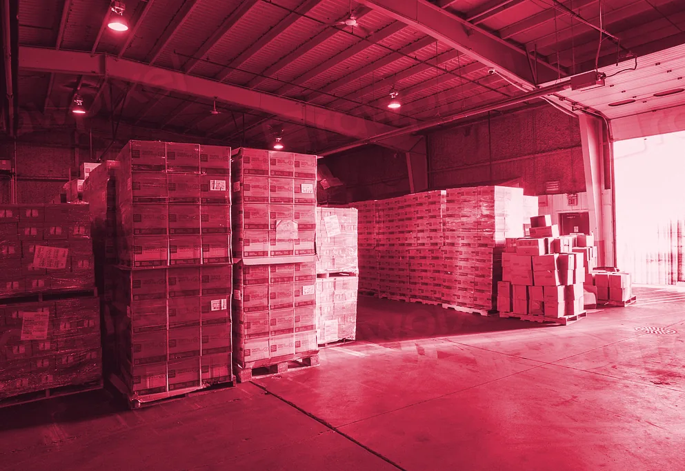 Depósito de proveedores con mercadería en pallets